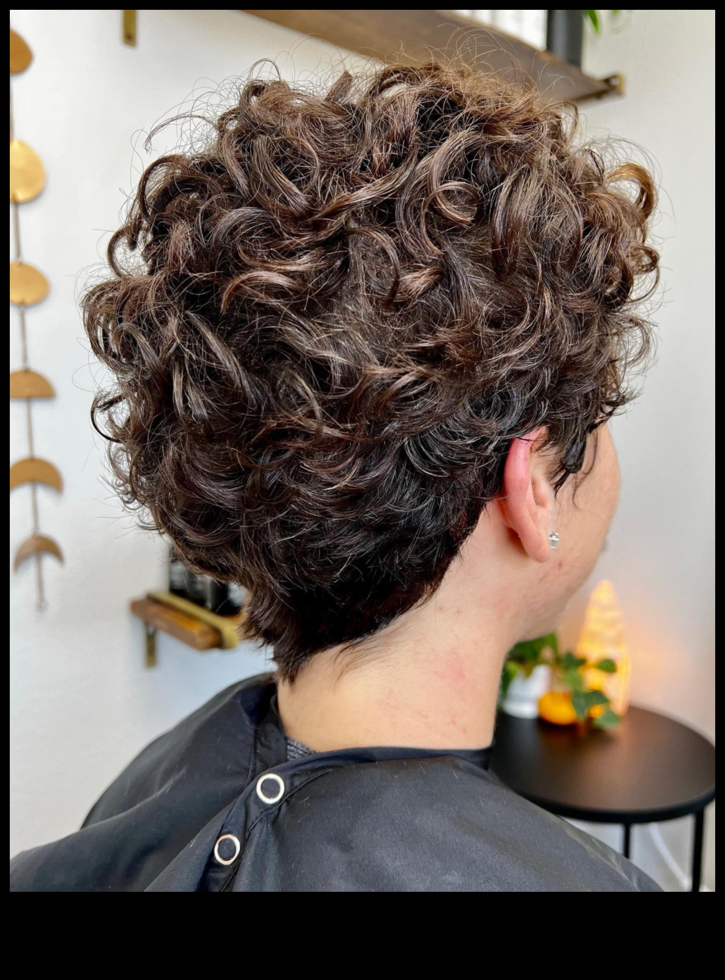 תלתלי פיקסי שובבים: תסרוקות קצרות ומלאות רוח למראה מהנה