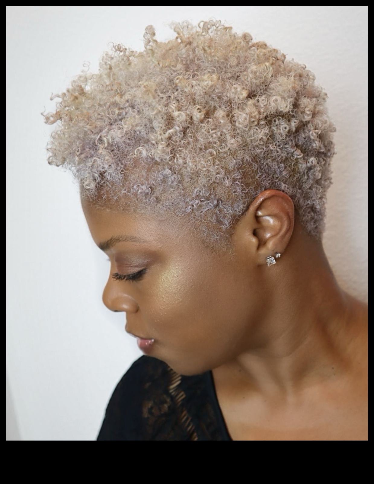 תלתלי פיקסי שובבים: תסרוקות קצרות ומלאות רוח למראה מהנה