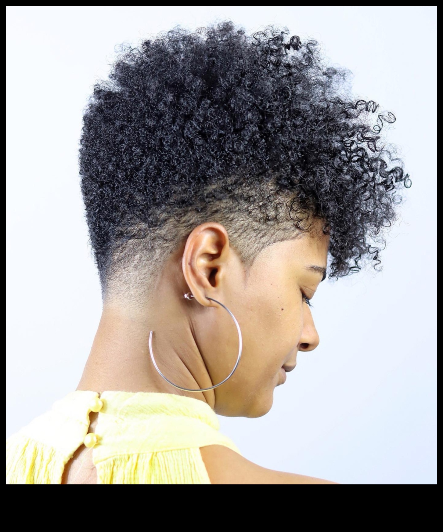 תלתלי פיקסי שובבים: תסרוקות קצרות ומלאות רוח למראה מהנה