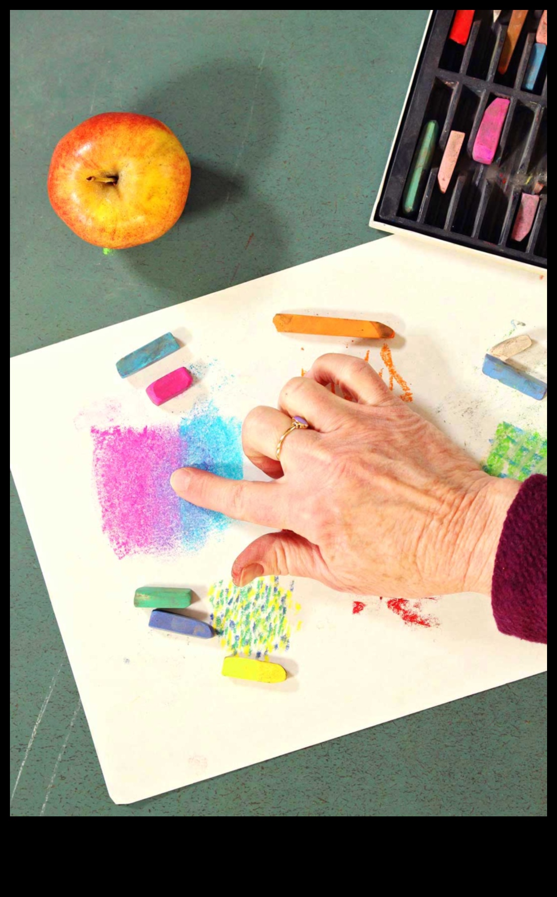 המגע העדין: יצירת רישומים עדינים עם פסטלים רכים