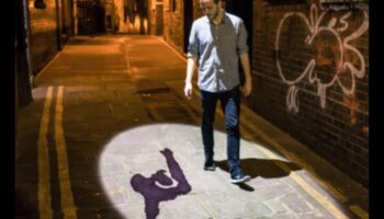 רחובות וצללים: משחק באור בציורי עיר