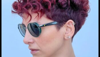 תלתלי פיקסי שובבים: תסרוקות קצרות ומלאות רוח למראה מהנה